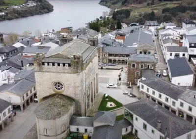 Vista desde el aire de la Iglesia de San Nicolás, presidiendo la plaza con el Ayuntamiento a la derecha y el Pabellón polideportivo Villanueva Cendón en frente.