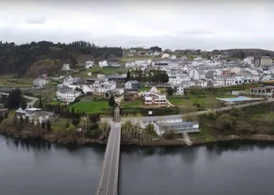 Una preciosa vista de Portomarín tomada desde el aire. Tienes que venir, yo te voy a buscar y te llevo donde quieras ;-)
