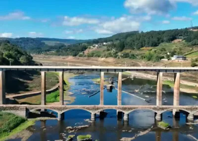Una preciosa vista de los dos puentes, sobre el río donde aun se ven detalles de las casas que antes estaban ahí.