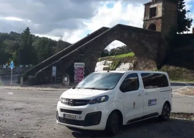 La Capilla de As Neves, con sus famosas escaleras y el taxi de Portomarín que siempre está disponible para acercarte.