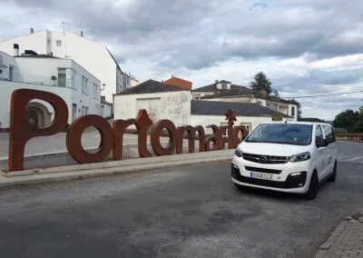 Zona emblemática con las letras de Portomarín y las preciosas casitas que forman parte del pueblo. Como siempre ahí tienes a tu taxi en el camino.