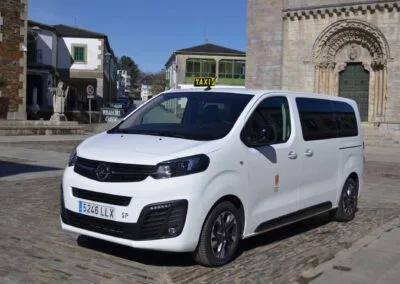 Aquí tienes tu taxi en Portomarin frente a la iglesia de San Nicolás o San Juán, preparado para recogerte o dejarte ahí mismo, en el centro de Portomarín.