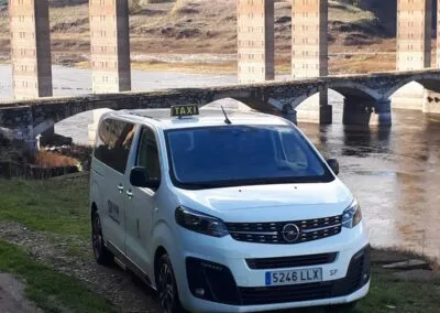 En esta foto puedes ver un fragmento del uno de los antiguos puentes que cruzan el río, también está el taxi que te puede llevar y traer hasta allí para que lo disfrutes en primera persona.