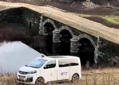Otro precioso paraje a donde puedes acceder desde nuestro taxi, que ves en la foto, es esta maravilloso puente romano que aun es transitable.