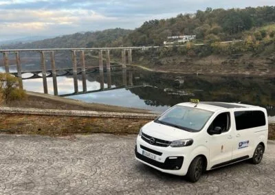 Aquí puedes ver el puente nuevo y el antiguo superpuestos, una vista muy bonita del río. La foto está hecha desde uno de los lugares donde te llevamos con nuestro taxi, protagonista secundario de la foto.