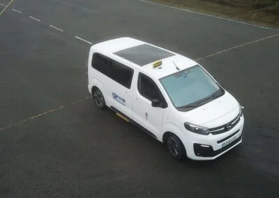El medio de trabajo del arquitecto del taxi en el camino visto desde arriba, como ves tu también podrás mirar el cielo gracias al techo panorámico.